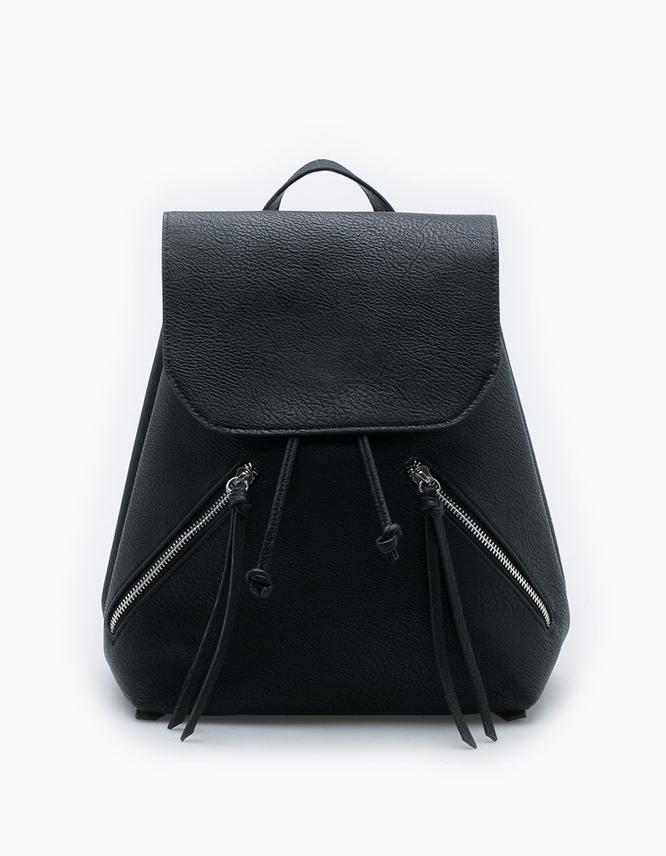 Un clásico, esta mochila negra de Stradivarius (Precio: 15.95 euros)