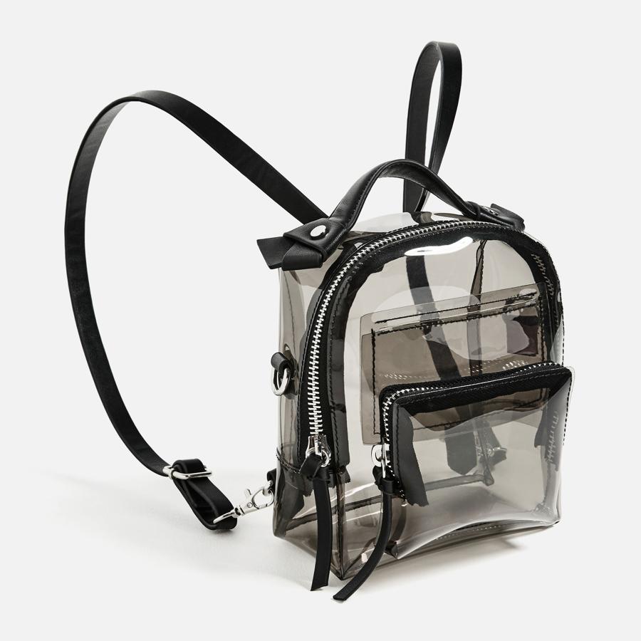 No tengas miedo a mostrar tus pertenencias con modelos como este que propone Zara (Precio: 25.95 euros)