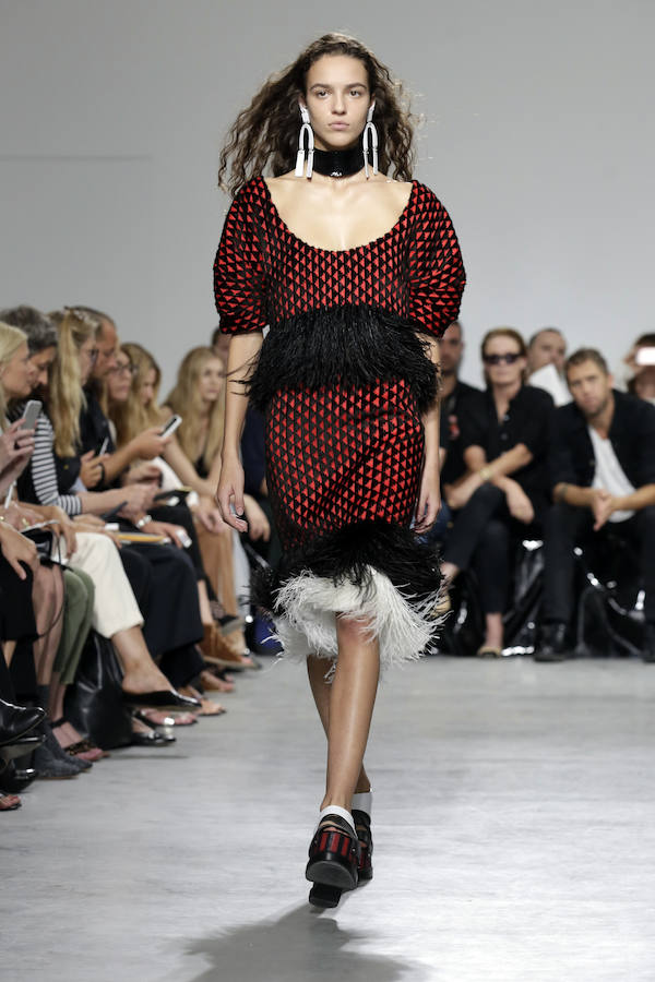 Vestido en dos colores con detalles de plumas en la parte baja de la falda que se ha visto sobre la pasarela