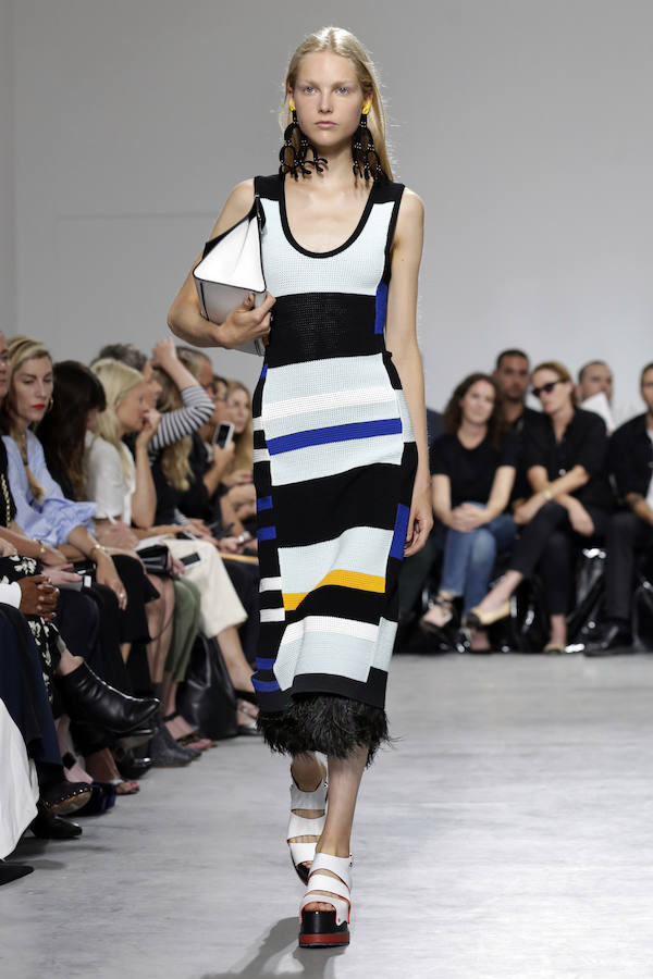 El punto se trabaja en vestidos como este a todo color