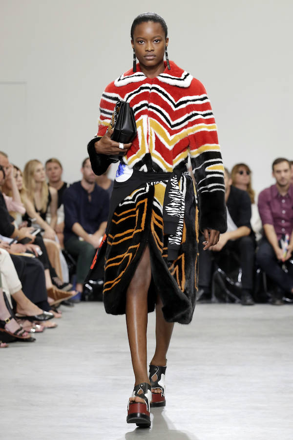 Uno de los llamativos abrigos por los que apuesta la firma para la próxima temporada