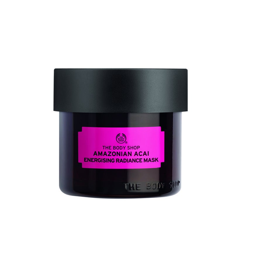 100% vegana para la piel que necesita una recarga de energía rápida debido a los signos de fatiga y estrés. Inspirada en los rituales de las tribus amazónicas, esta mascarilla jugosa y fresca contiene extracto de baya de açaí de Brasil, rico en antioxidantes y vitamina C, extracto de semilla de guaraná de Brasil, con propiedades energizantes y aceite de basabú orgánico, un eficaz fruto que alivia, suaviza y revitaliza la piel. (20€)