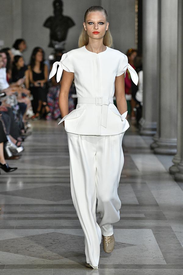 Chaqueta y pantalón en color blanco de la colección que se ha presentado en Nueva York