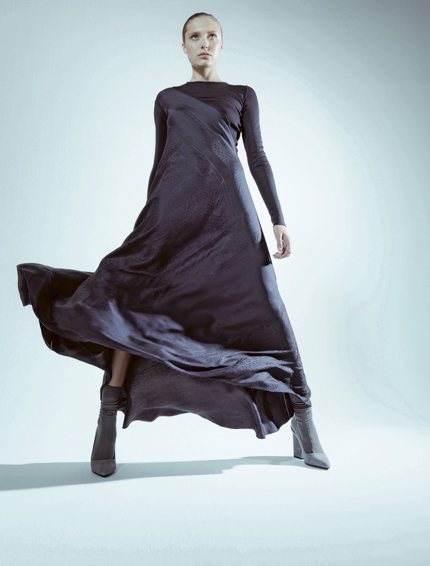 A ritmo de danza contemporánea giran muchas piezas del otoño. Vestido de seda y punto, calcetines de punto y salones de ante gris, todo de Hermès. Maquillaje y peluquería: Ricardo Calero (Talents) para Chanel y Bumble & Bumble. Estilismo: Pilar Lara.