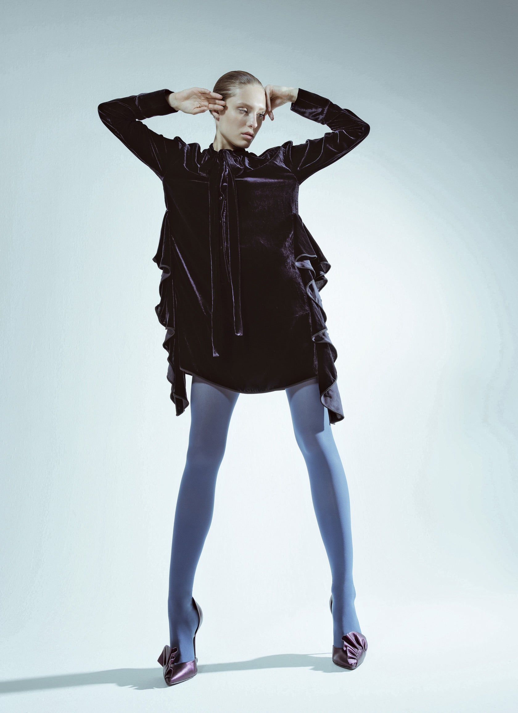 Para mañana, tarde o noche, y en cualquier prenda, es uno de los tejidos del otoño. Vestido azul con volantes laterales, de Rochas; medias de Calzedonia y salones de satén, de Roger Vivier. Maquillaje y peluquería: Ricardo Calero (Talents) para Chanel y Bumble & Bumble. Estilismo: Pilar Lara.