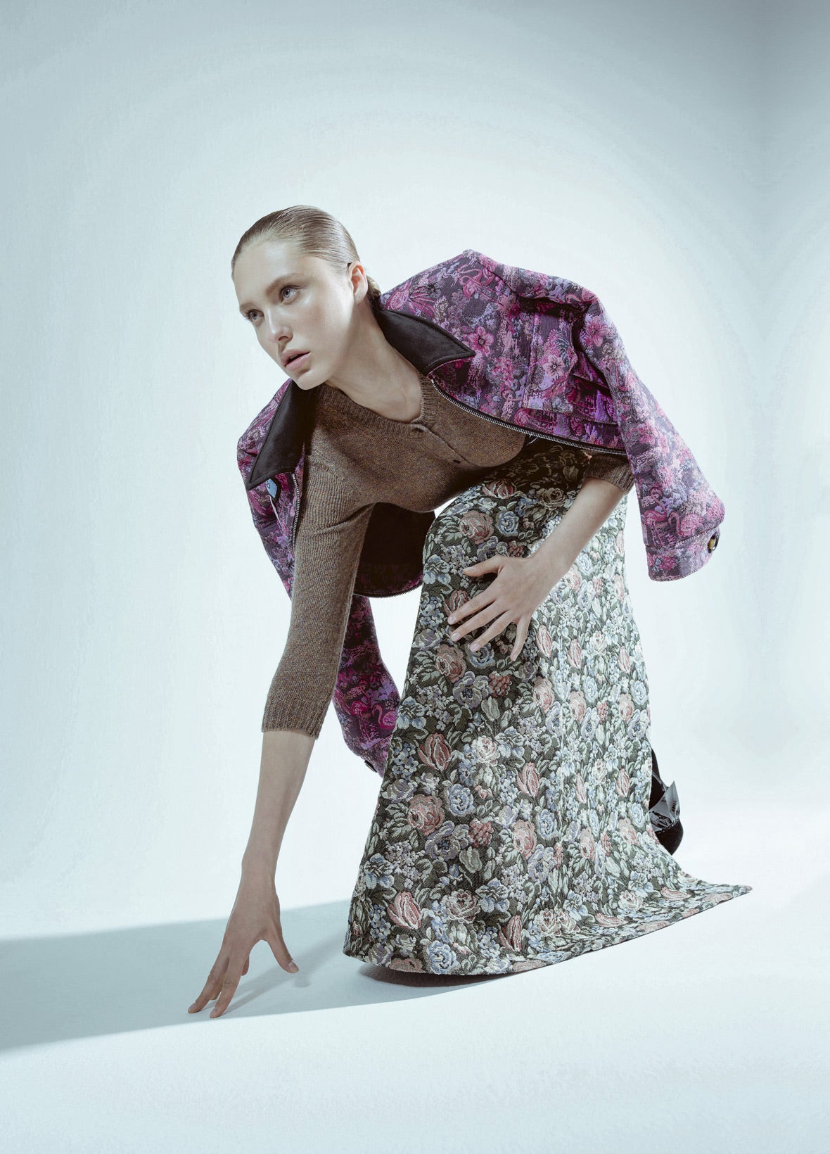 Con grandes estampados combinados, sobre todo florales. Cazadora con cuello de terciopelo, chaqueta de lana y falda hasta los pies, todo de Miu Miu. Maquillaje y peluquería: Ricardo Calero (Talents) para Chanel y Bumble & Bumble. Estilismo: Pilar Lara.