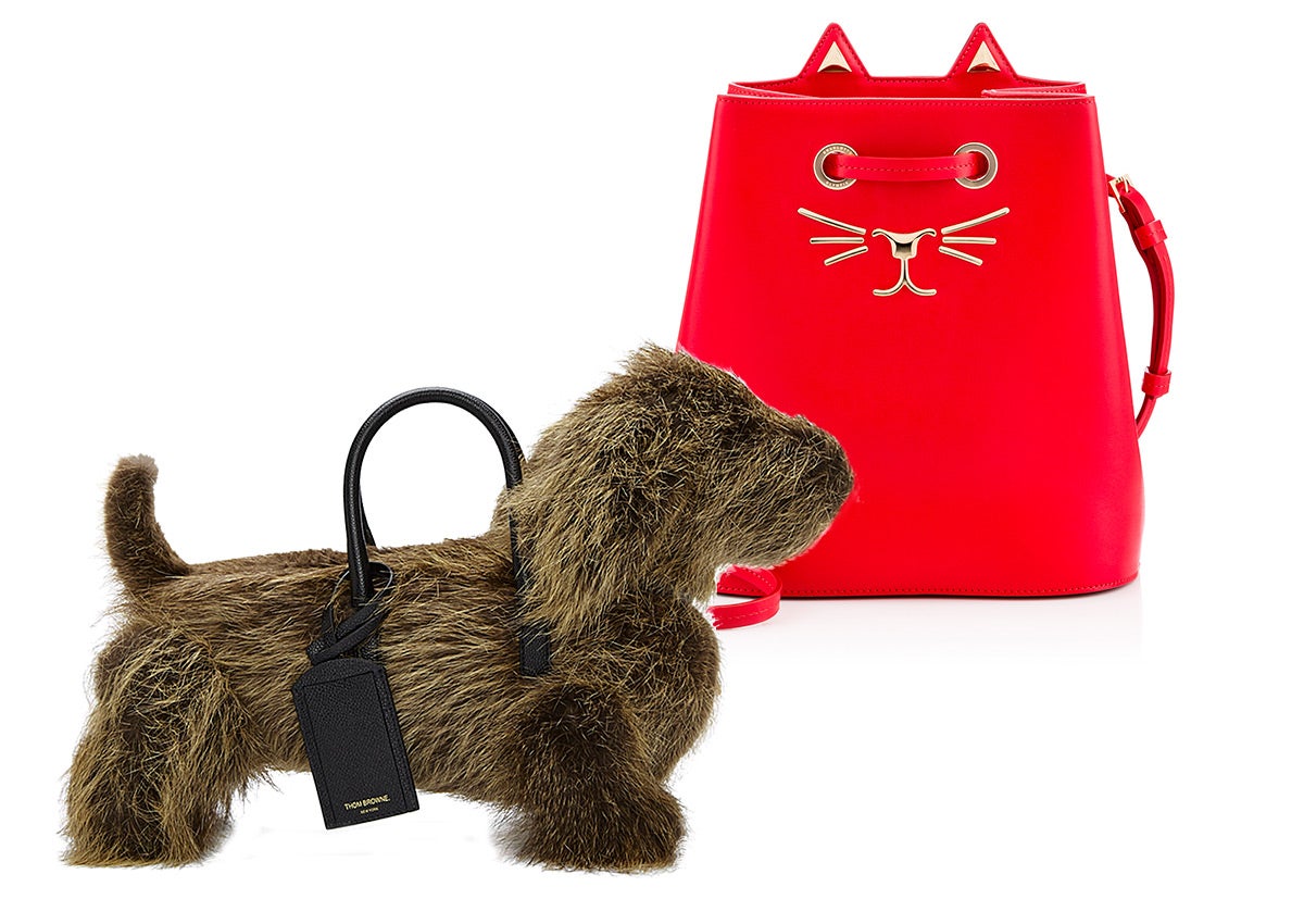 Los amantes de los gatos se frotan las manos porque la temporada llega cuajada con bolsos, zapatos y prendas con inpiración felina bien en estampados o formas, pero los fieles a los canes no podían quedarse atrás y ya tienen sus mascotas fashion. El diseñador norteamericanoThom Browne ha sido el más osado con su bolso en forma de teckel de pelo duro. (Thom Browne, Charlotte Olympia)