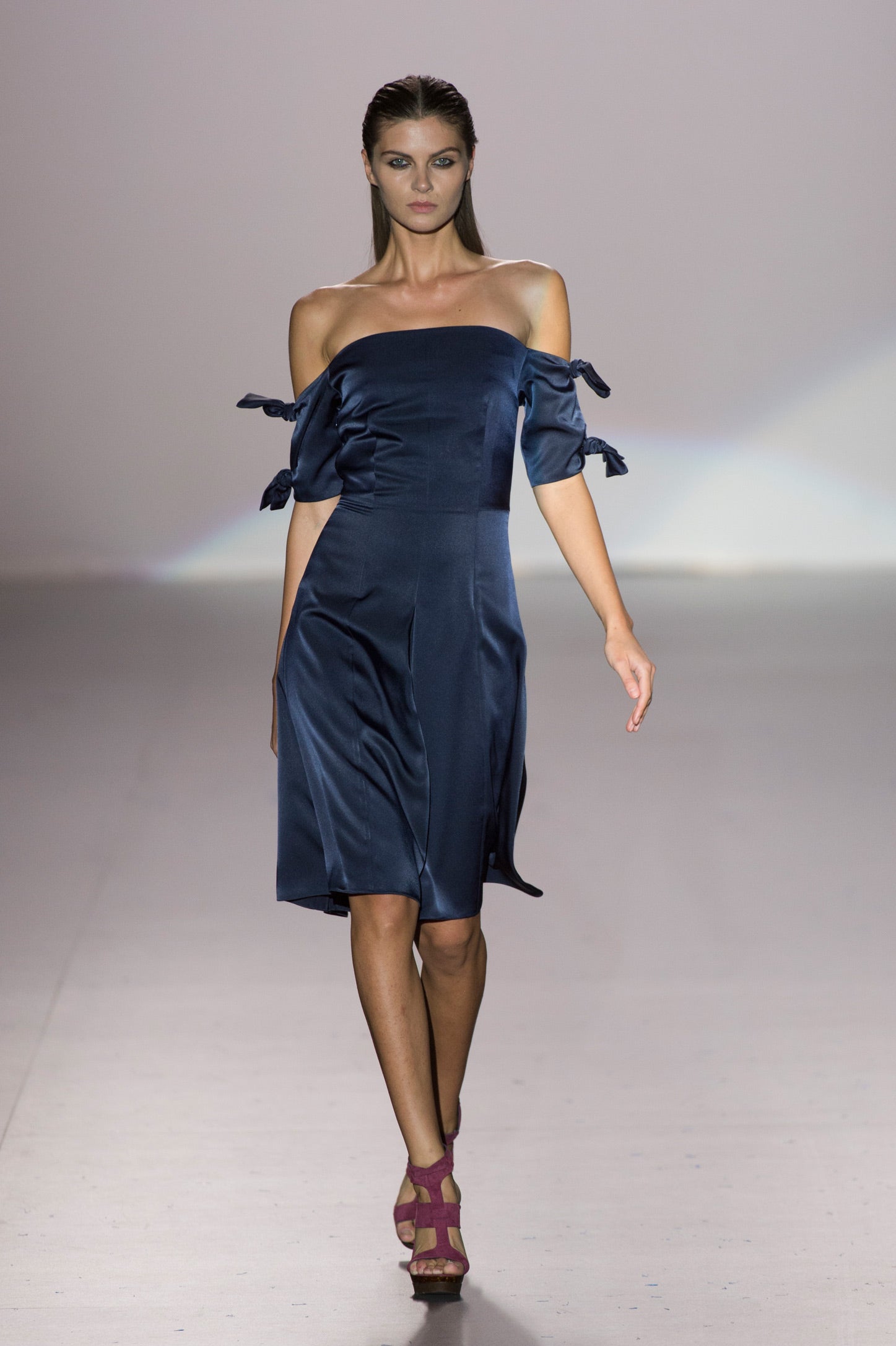 Vestido corto vaporoso donde una vez más nos llama la atención el uso de nudos en las amngas.