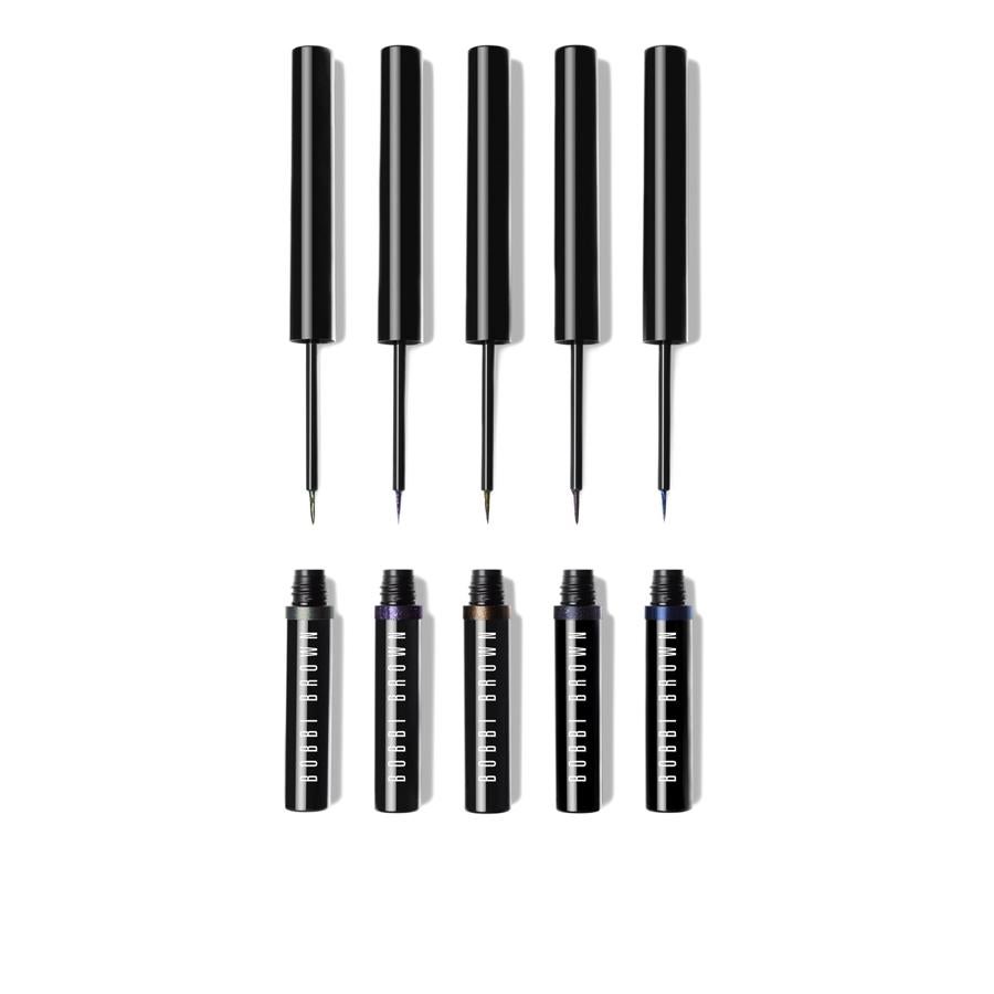 Long-Wear Liquid Liner está formulado con una combinación de perlas tornasoladas, para un brillo multidimensional que cambia desde los diferentes ángulos de luz. Resistente al sudor y a la humedad, y con acabado cromado. 5 tonos. (30€, disponible a partir de octubre).