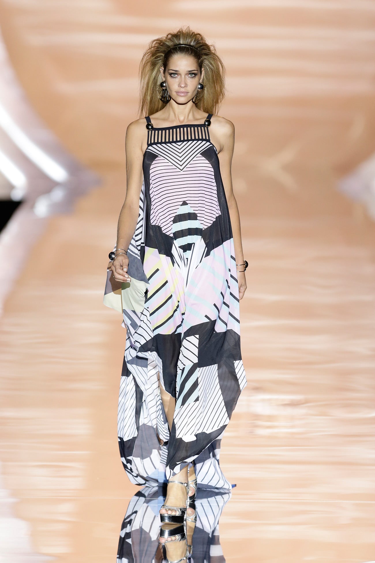 La firma de ropa de baño recupera las formas de otra época, y apuesta por el contraste blanco y negro.