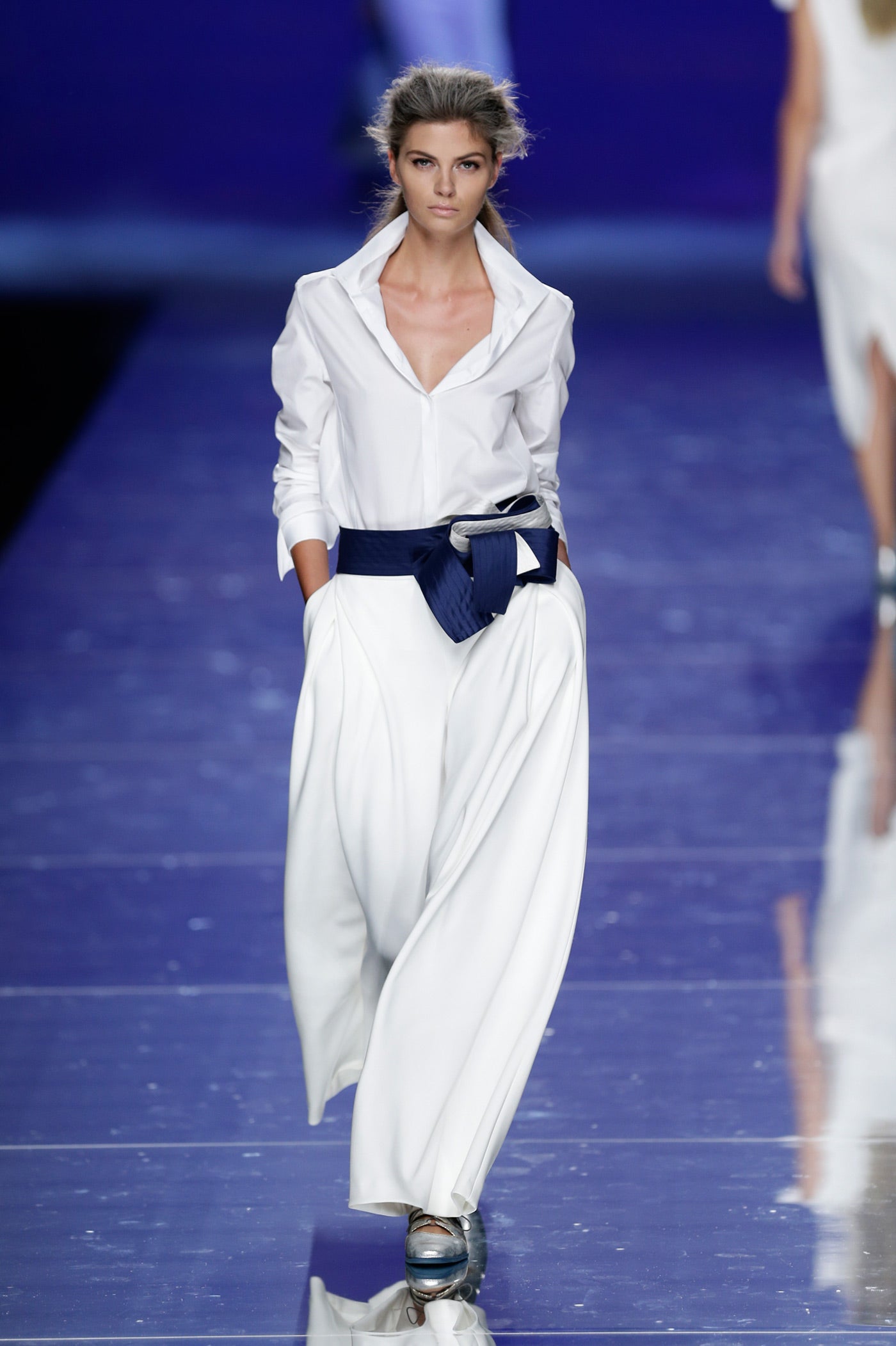 Las gasas livianas y casi etéreas, el voilé de algodón puro, el lino, los mikados de seda, el guipur y los bordados efecto vidriera...