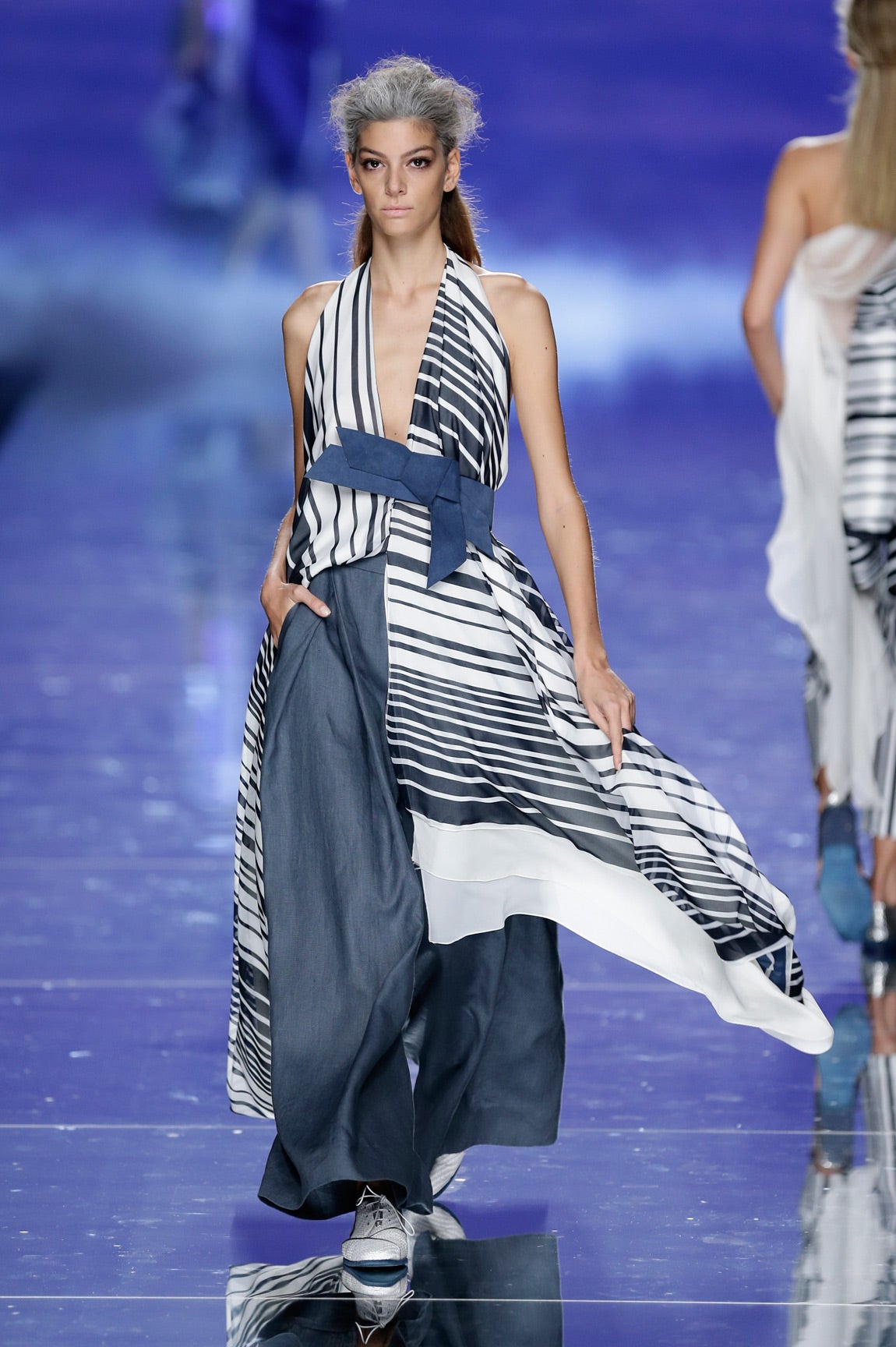 Los vestidos, los trajes y abrigos de verano, los ponchos y los caftanes se mueven, insinuantes y seductores.