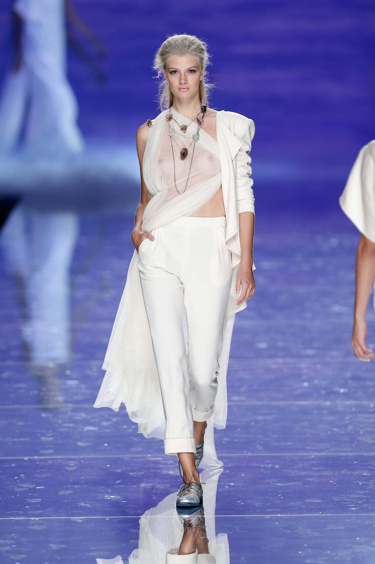 Otro look en blanco con las gasas livianas conjuntado con accesorios plateados.