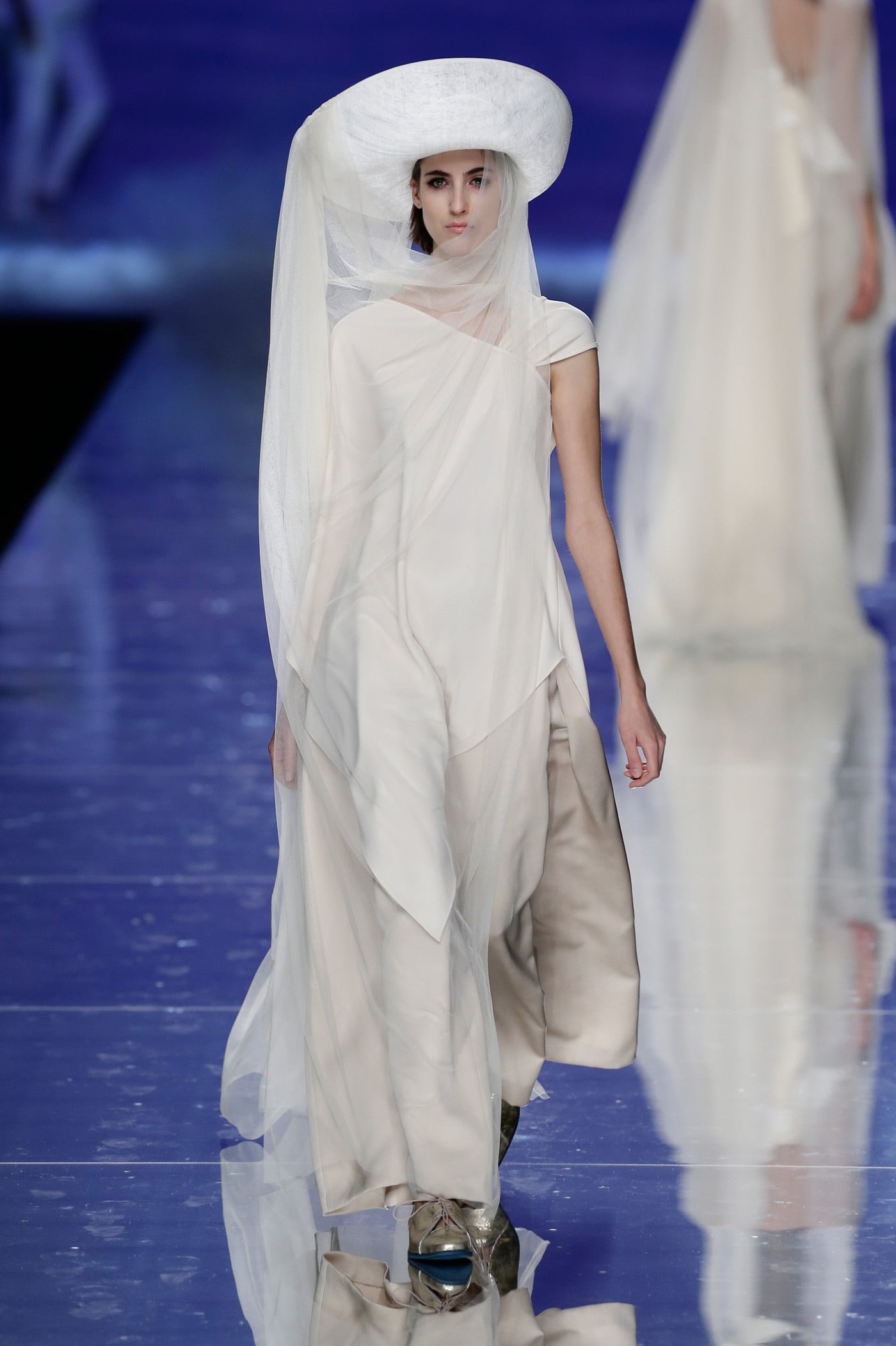 Look total white donde mezcla las gasas que hemos visto en otras de sus creaciones y que consiguen un movimiento insinuante y seductor.