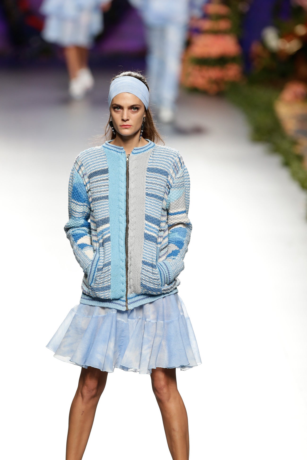 Telas vaporosas conjuntadas con lana y punto.