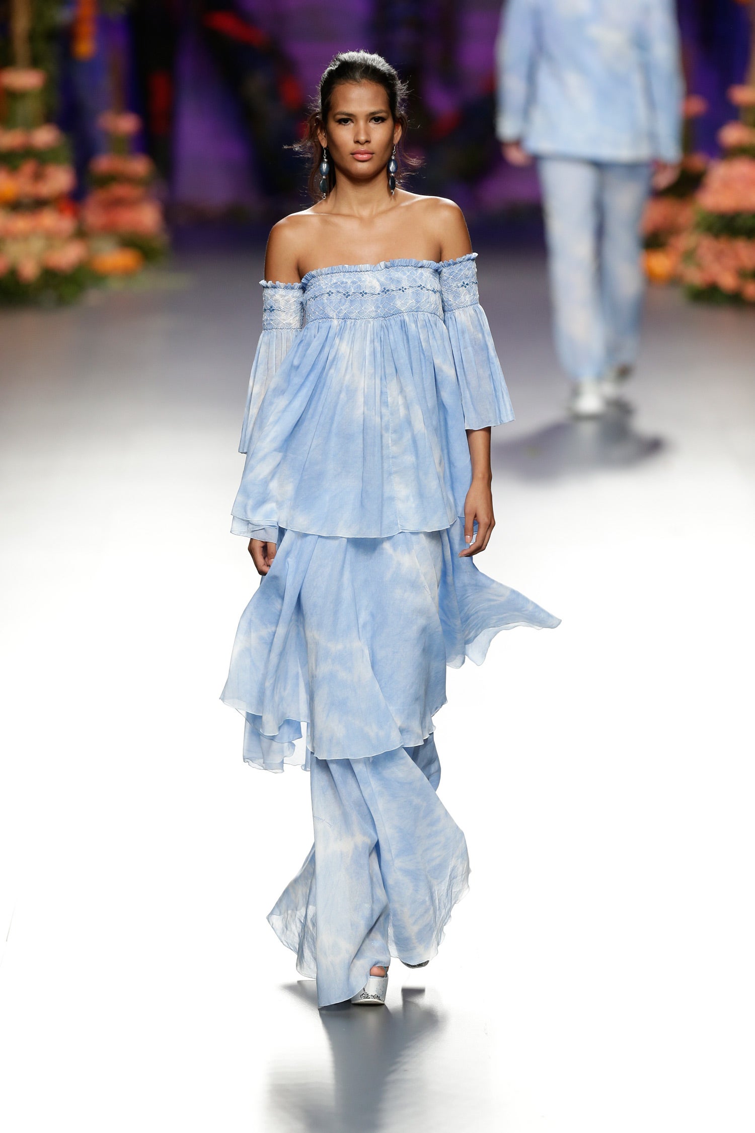 Un vestido basado en volantes con tonos en azul que nos recordaba a la técnica tye dye y al cielo nublado.