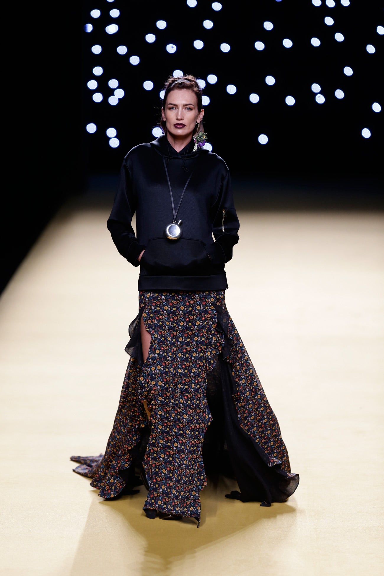 Nieves Álvarez ha abierto un desfile maravilloso en el que el diseñador vuelve a apostar por el 'prêt à couture' accesible.