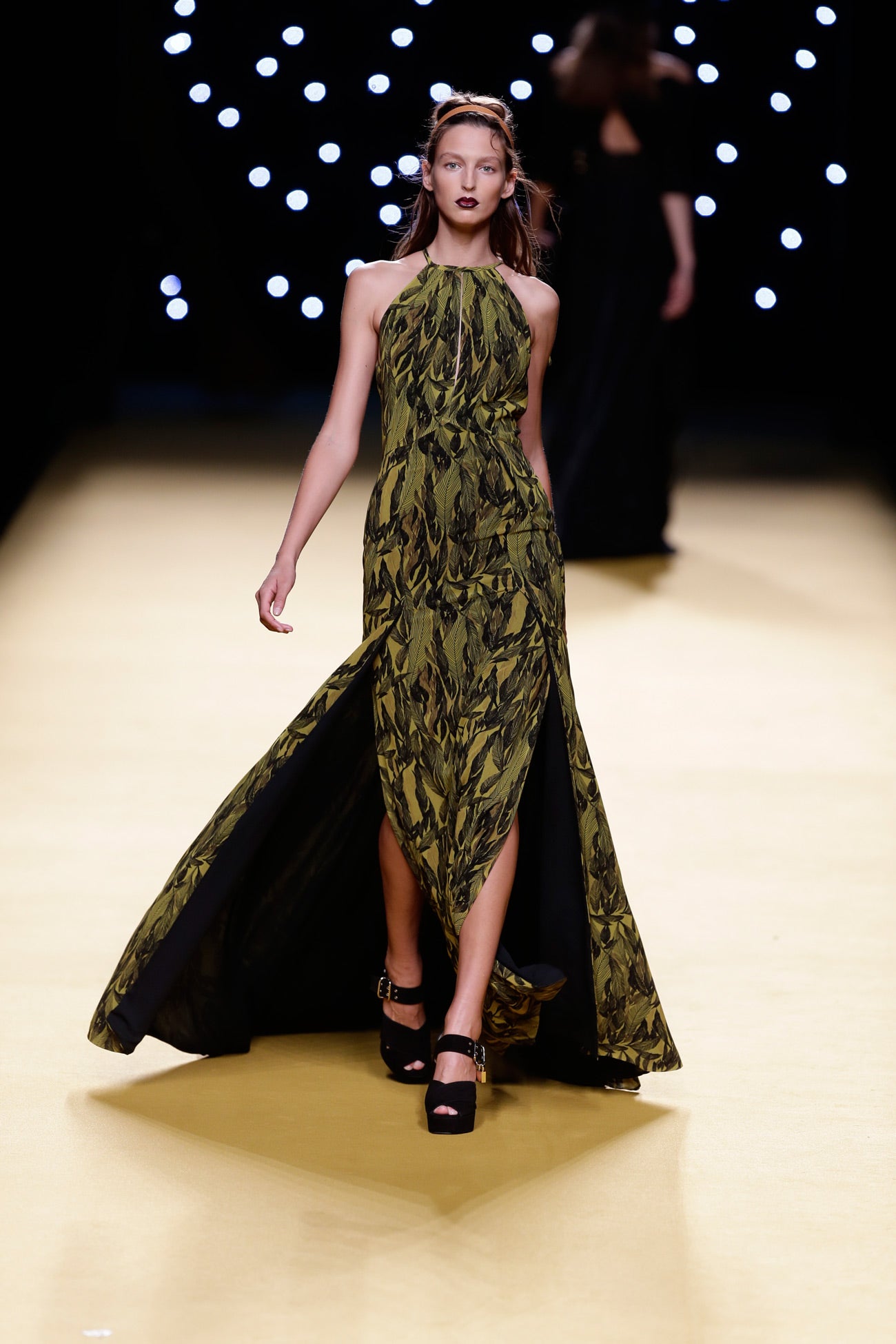 El vestido sigue siendo la pieza clave de su universo creativo