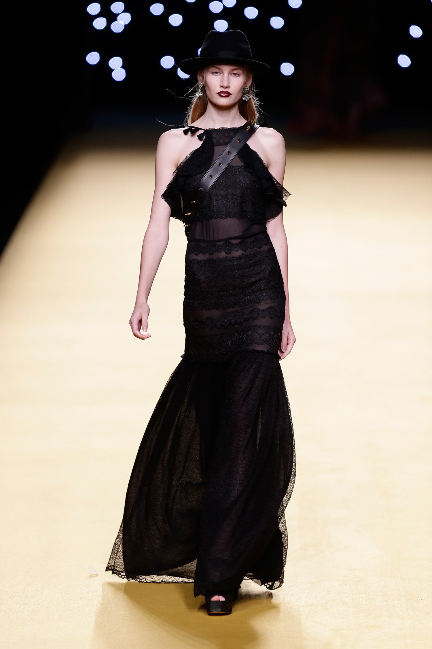 Sus vestidos de fiesta, vaporosos y sugerentes, tienen colas larguísimas e incluyen plisados, transparencias, encajes, bordados con flores naturales.