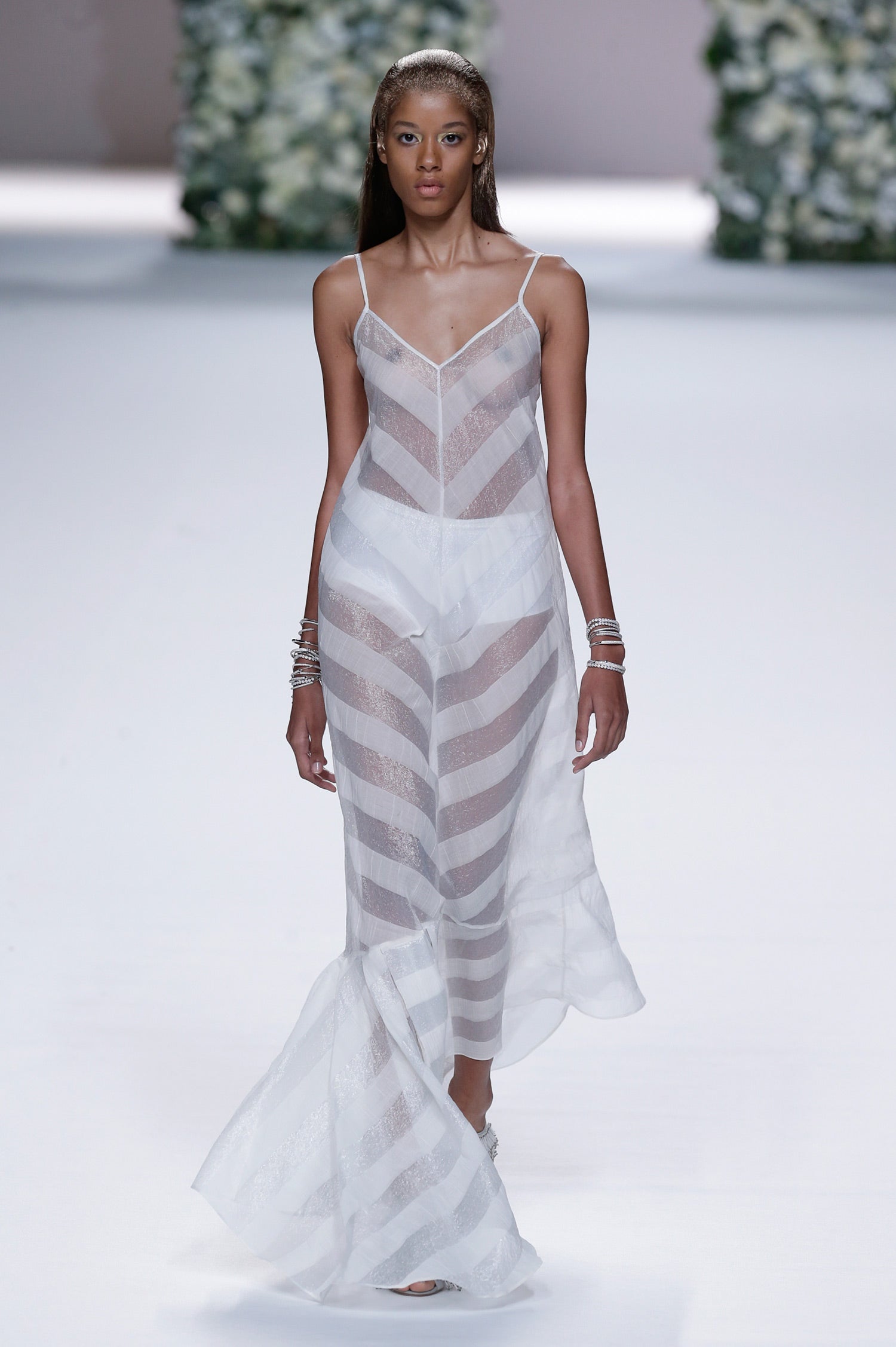 Vestido con trasparencias en blanco y tirantes finos.