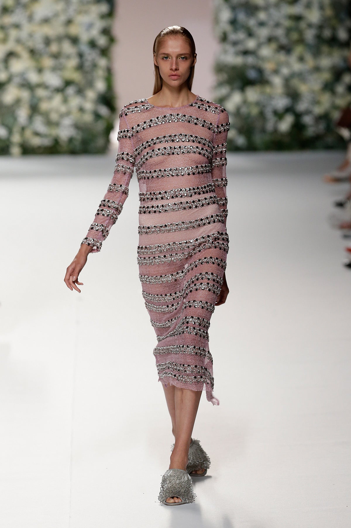 Vestido entallado en rosa con rayas hechas de abalorios plateados y negros.