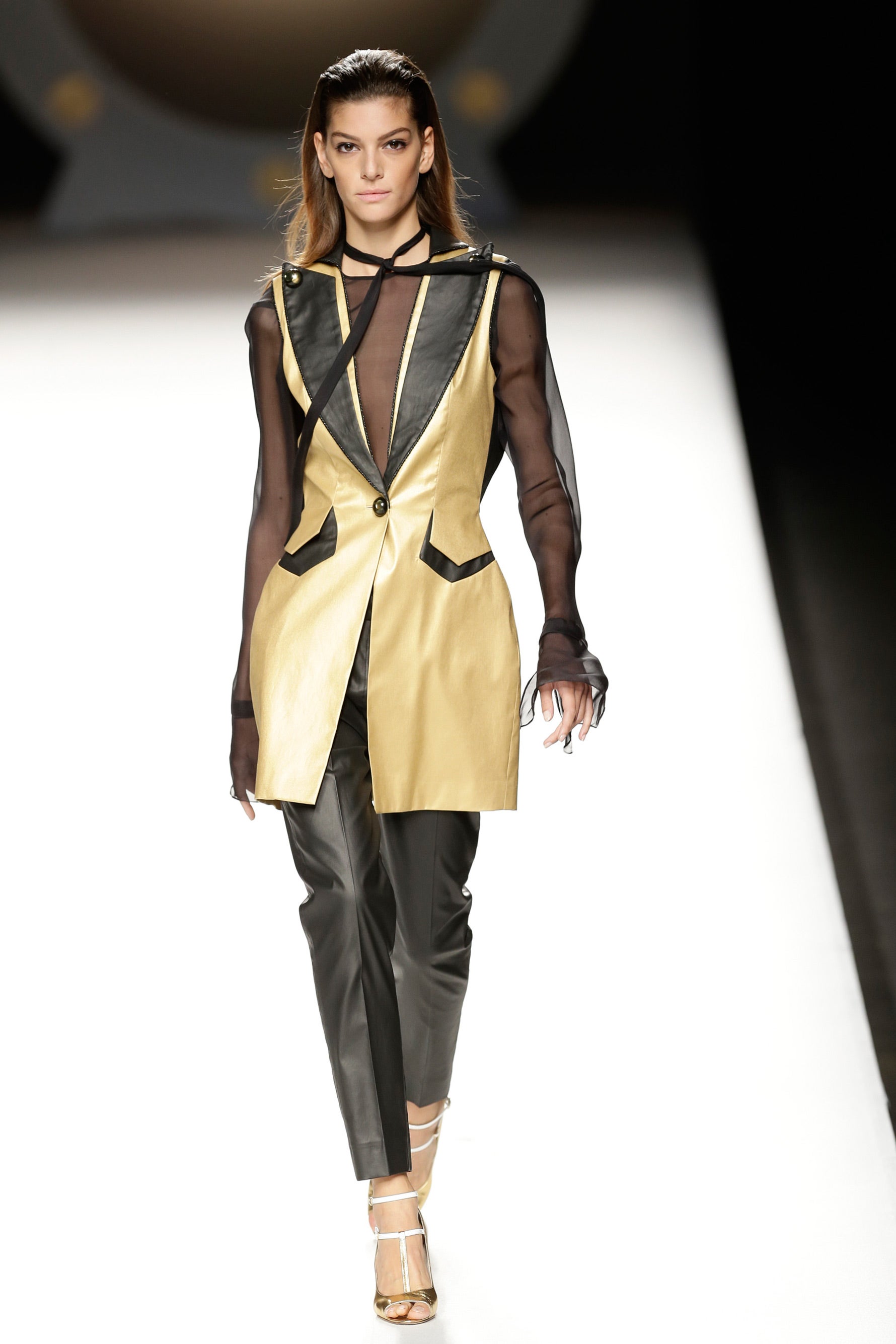 Prendas elaboradas a base de algodón egipcio, canvas, piqué, denim, seda metalizada, perlé y tul.