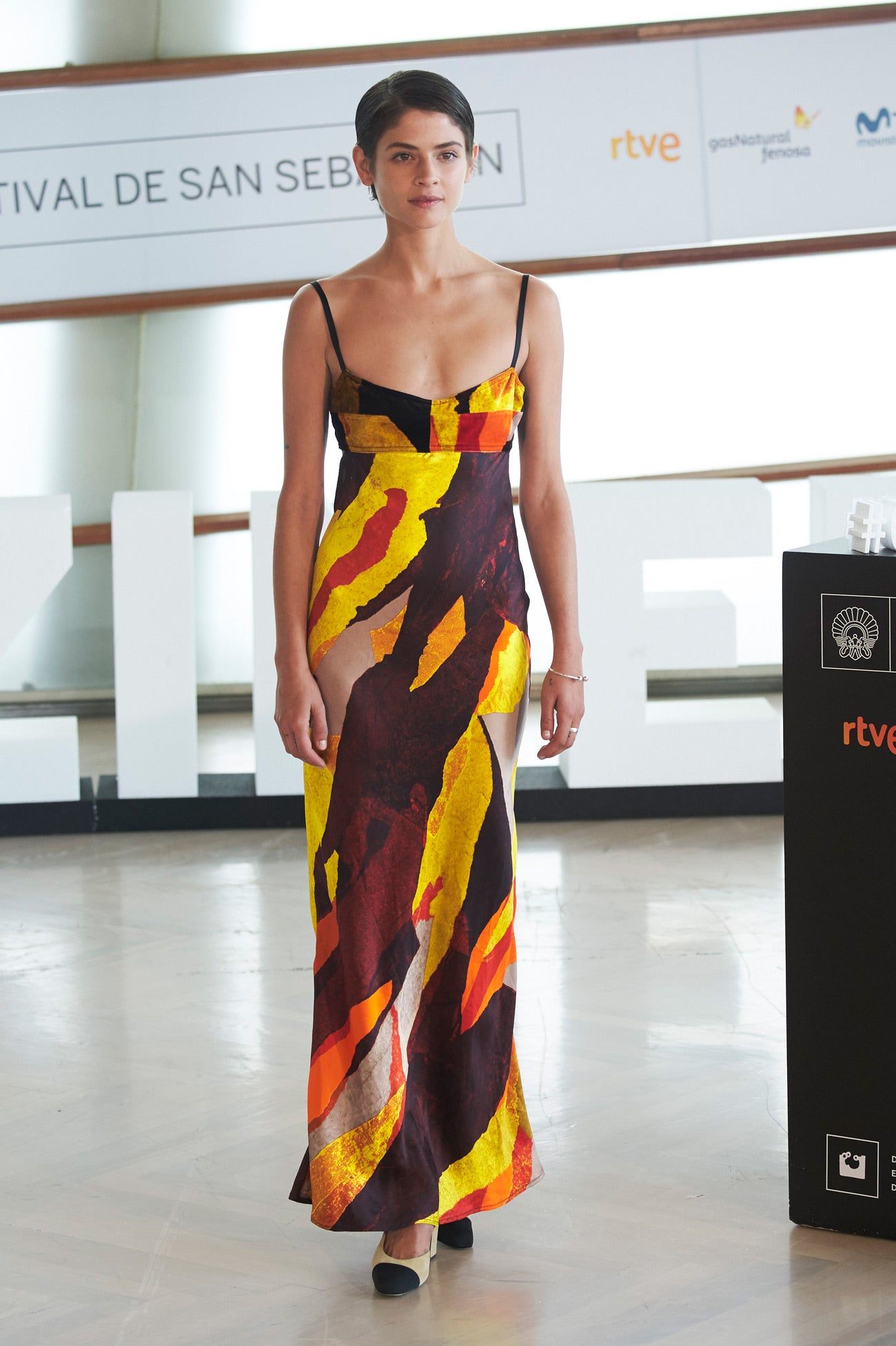 La modelo Alba Galocha aparecía con este colorido vestido para la presentación de 'El hombre de las mil caras'.