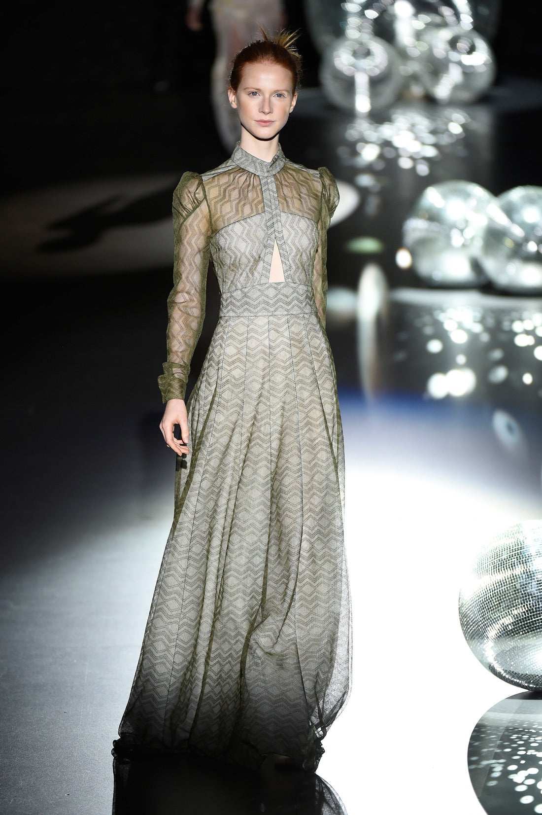 Vestido largo con transparencias en las mangas largas y estampados en tonos verdes