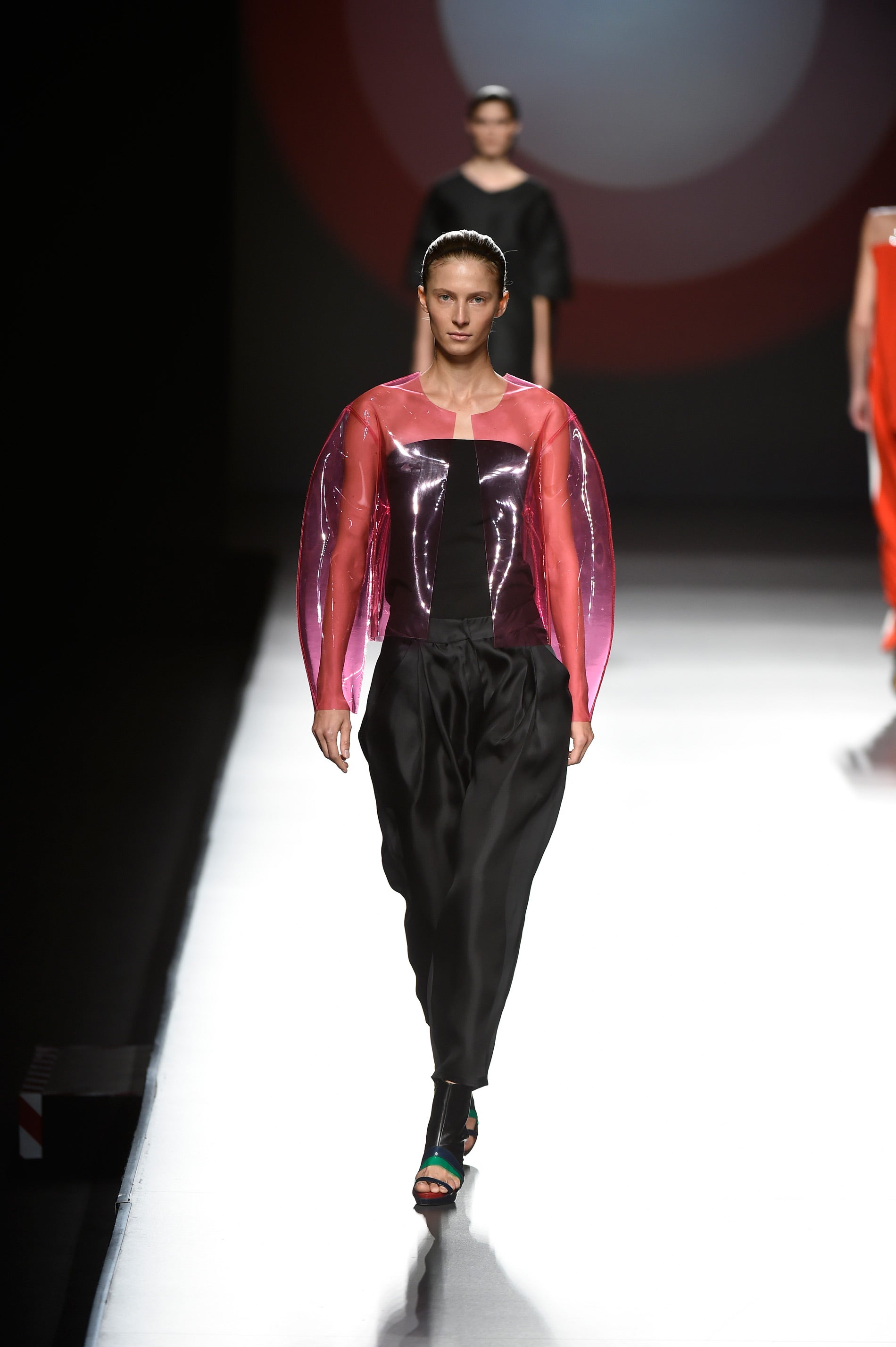 Amaya Arzuaga continúa su idilio con la experimentación de tejidos, con detalles estelares en PVC.