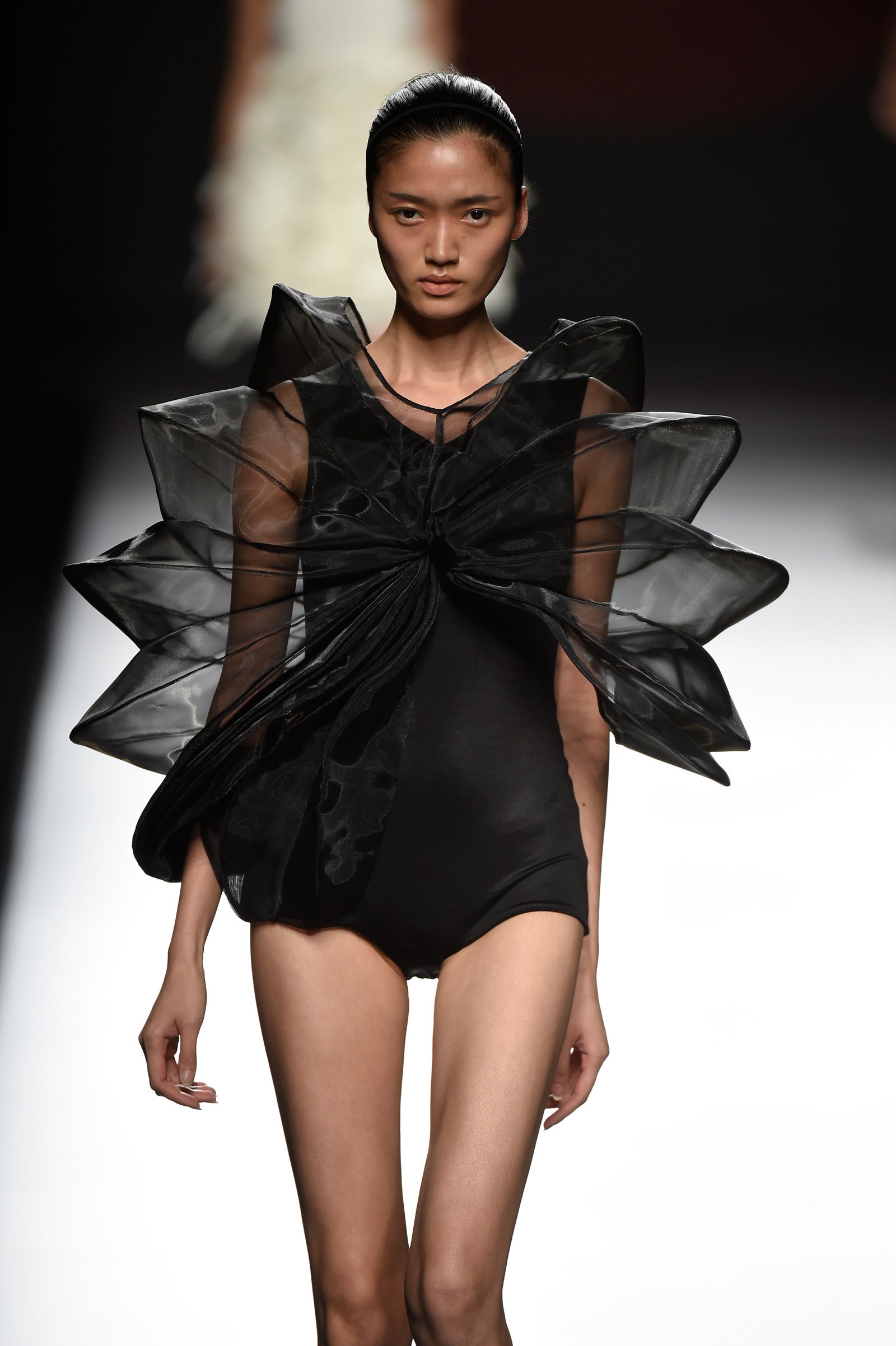 Amaya Arzuaga sigue jugando al origami en sus diseños.