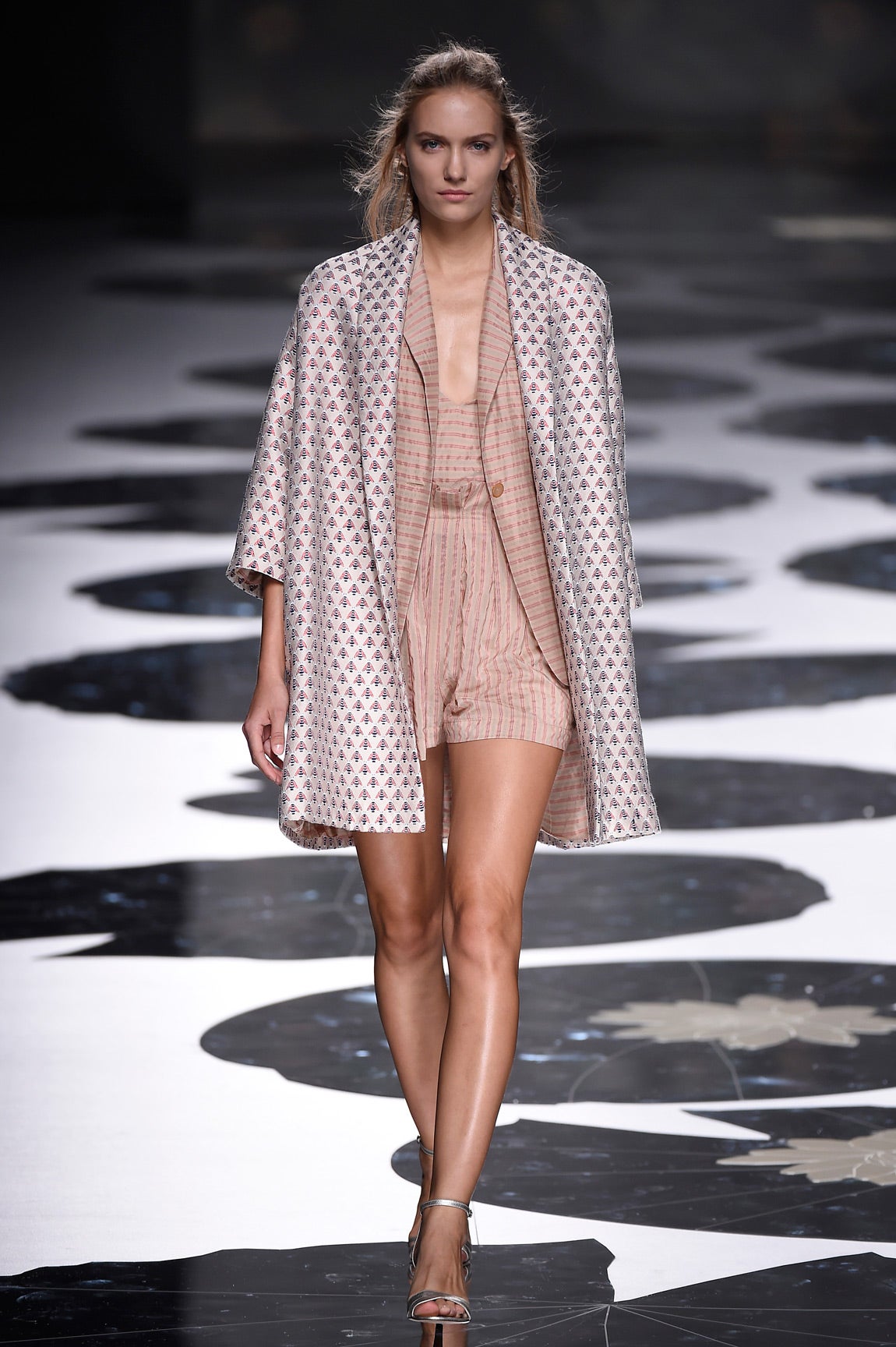 Uno de los trajes armados en jacquard, contundentes y rotundos.