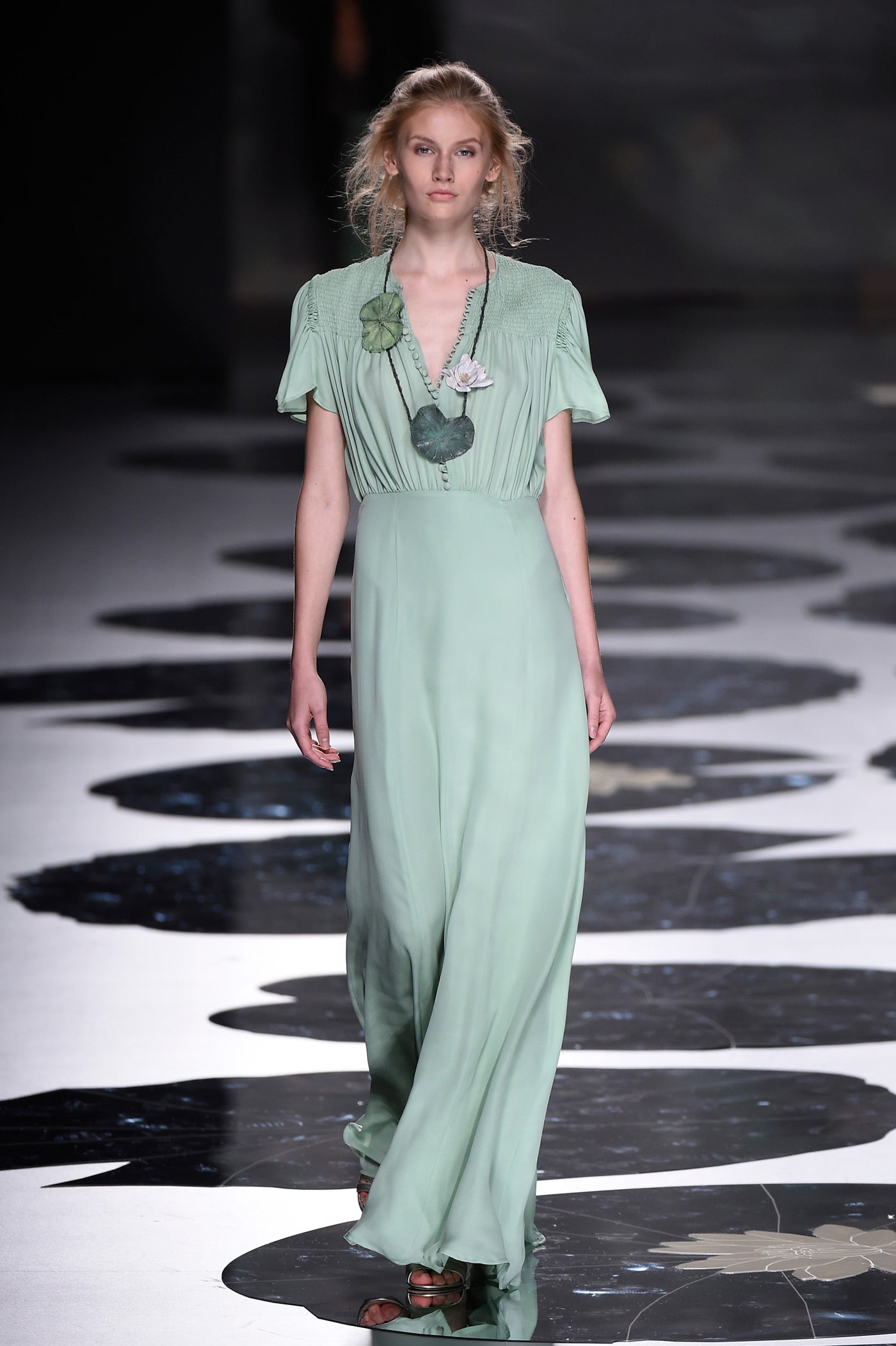 Vestido largo en tono verde con complementos de nenúfares en tela.