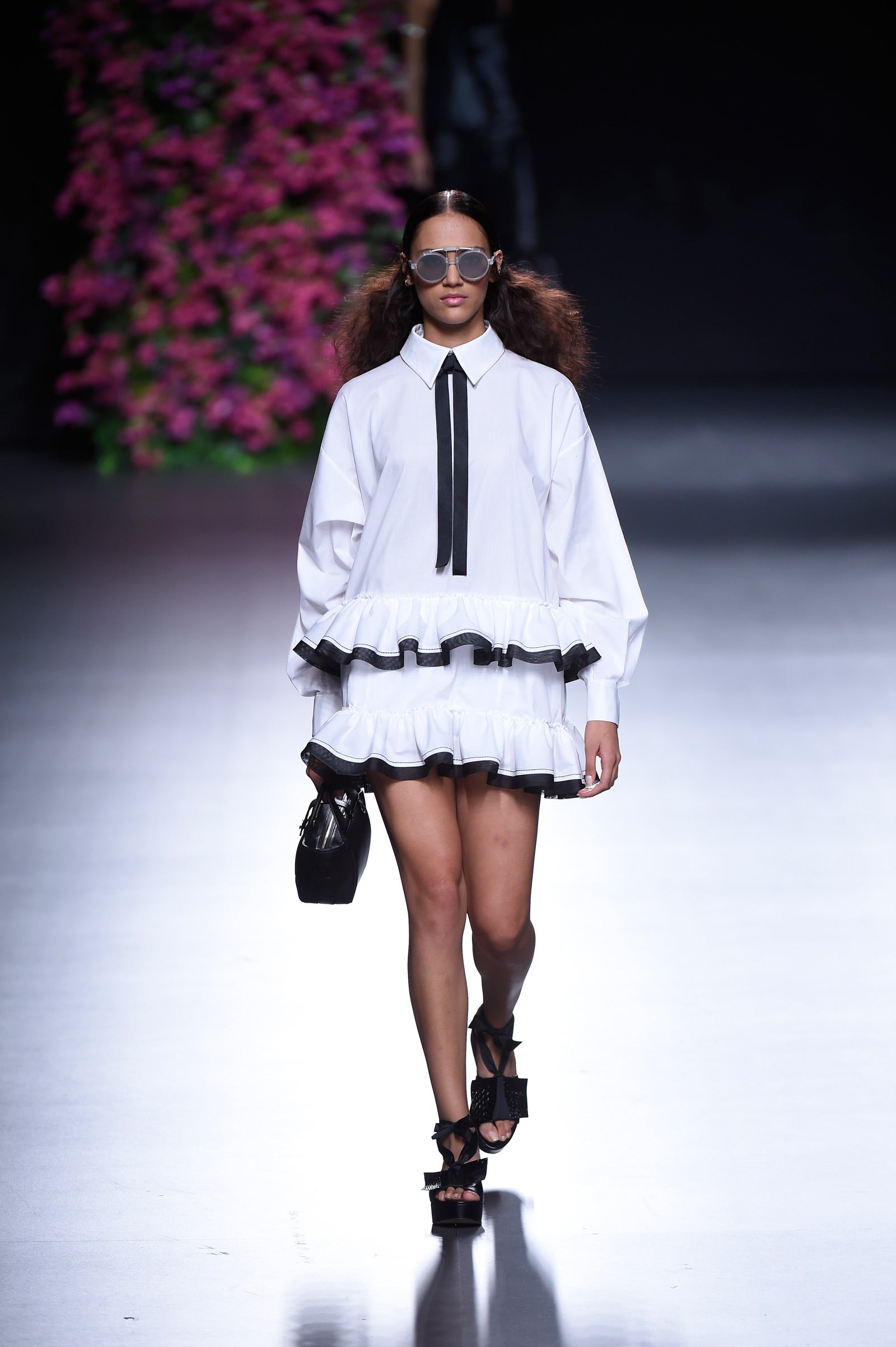 Los eternos volantes en sus colecciones no dudaron en aparecer en casi todas las creaciones.