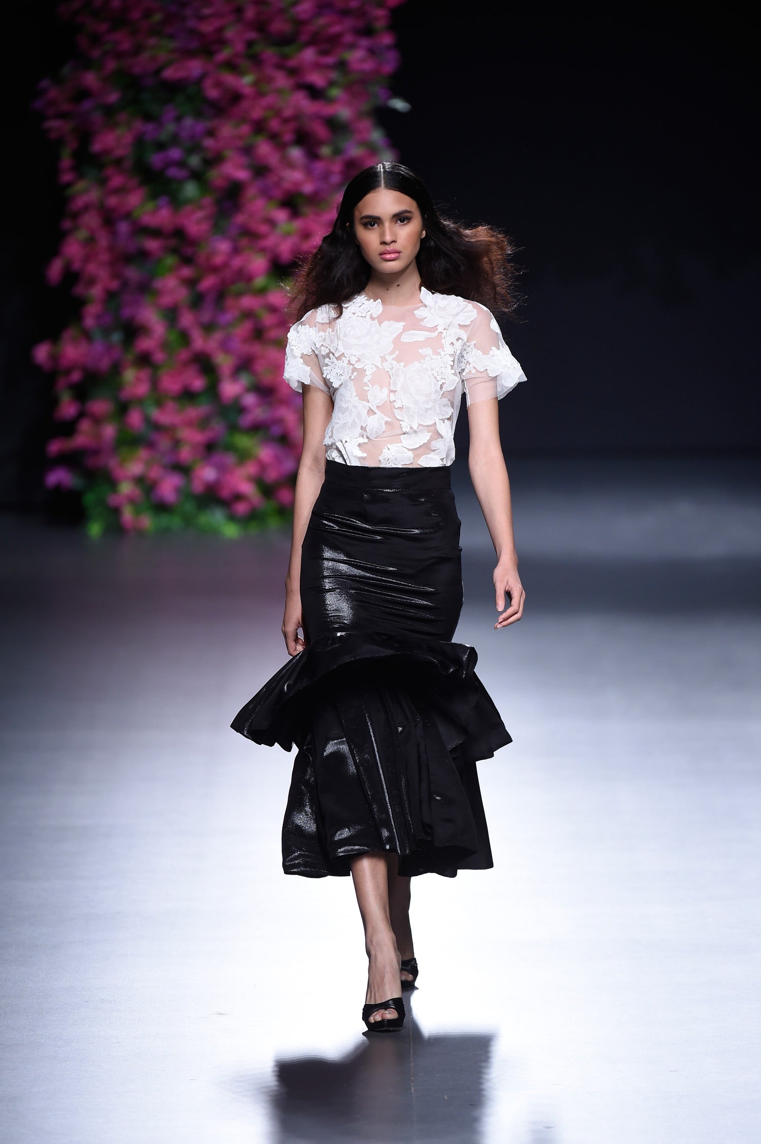 Los volantes se funden con el cuerpo de la mujer a través de volúmenes que crean un patronaje sólido.