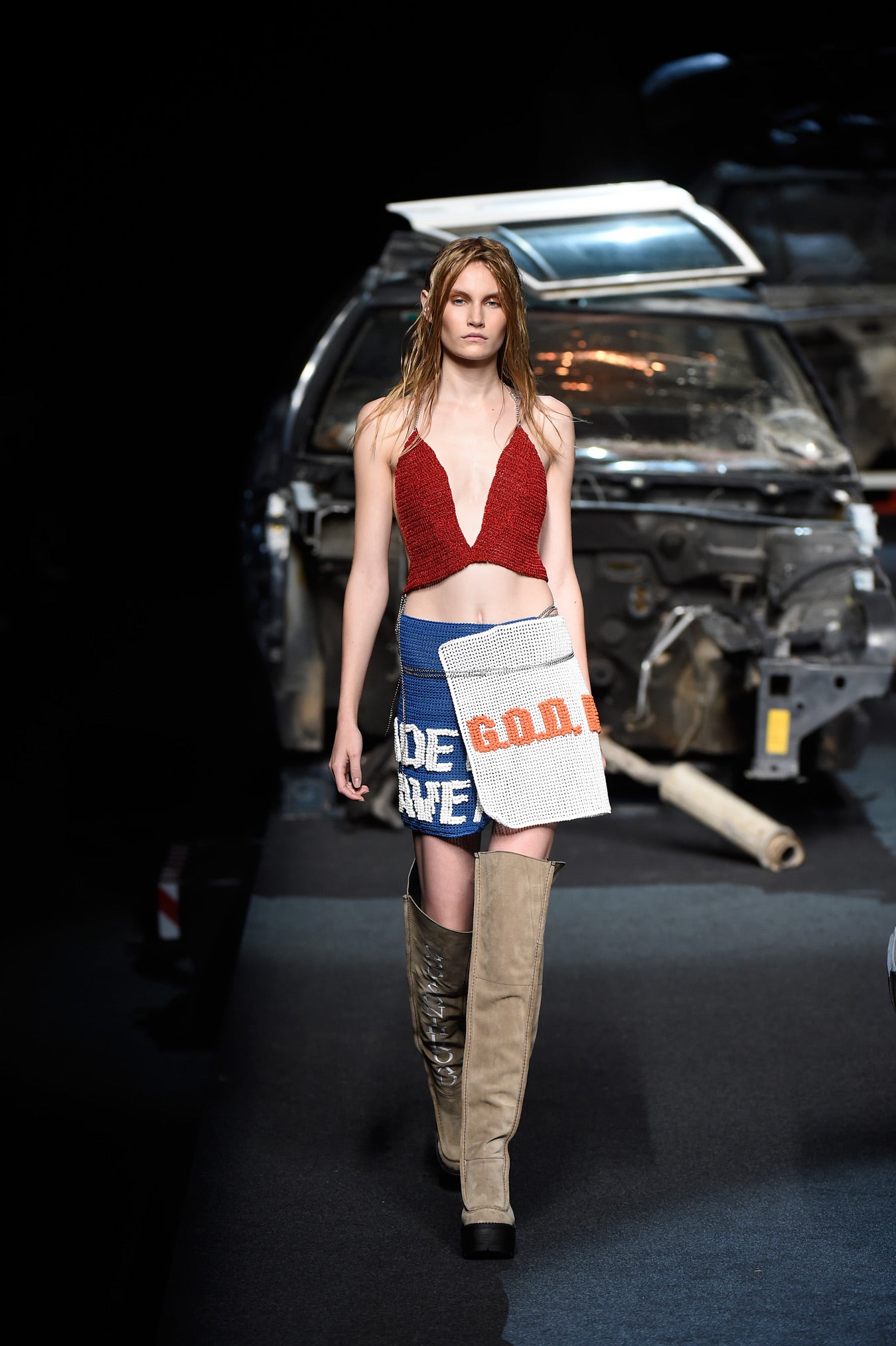 Look con impresos en prendas elaboradas con hiladuras técnicas, pieles sintéticas, algodones resinados y rejil.