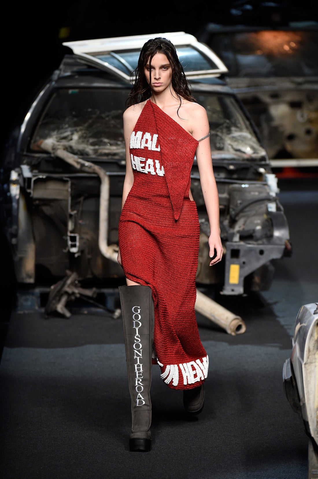 Vestido con la frase: 'Made in heaven' y bota con la inscripción: 'God is on the road'.