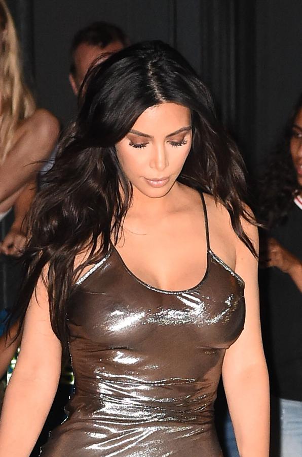 Ya no se corta. Kim Kardashian aparecía así de transparente en una de sus últimas salidas, con un vestido que prácticamente no ocultaba sus generosos pechos... Sin sujetador a la vista.