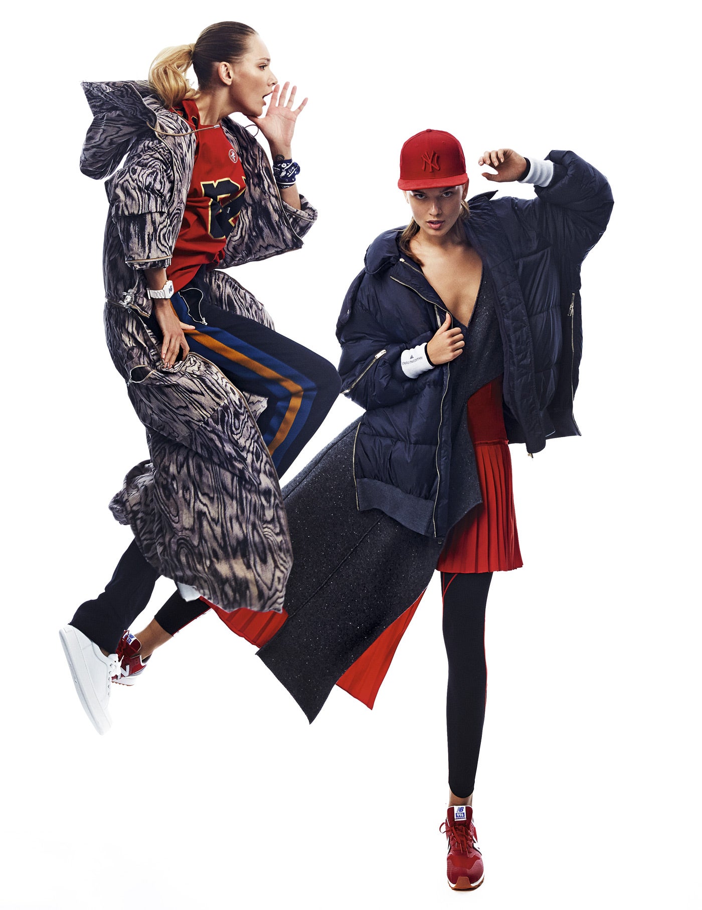 Izq., plumas y pantalón de Lacoste (C.P.V.). La camiseta es de New Era (30 €) y las zapatillas blancas, de Max Mara. En las muñecas, reloj de Tous y bandana de Hermès. Dcha., abrigo, top y falda plisada de Stella McCartney. Las muñequeras las firma la diseñadora para Adidas. Gorra de New Era. Estilismo: José Herrera. Maquillaje: LOréal Paris. Peluquería: Leo Pereira para Redken. Asistente de estilismo: Fran Jymz y Samuel Sanz. Asistente de fotografía: Yamel Jaltota.