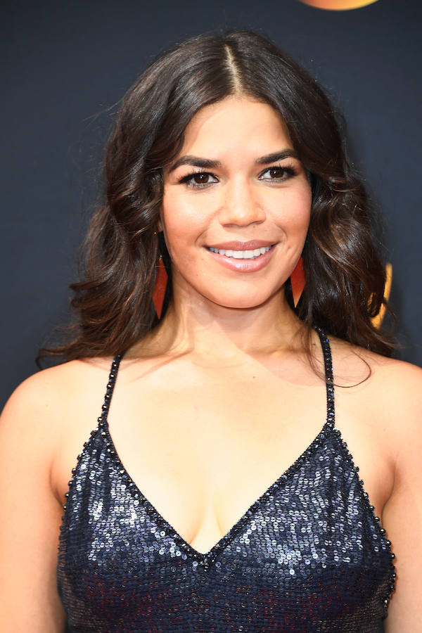 También con melena ondulada, pero con la raya al medio y un maquillaje de ojos más marcado, la actriz America Ferrera