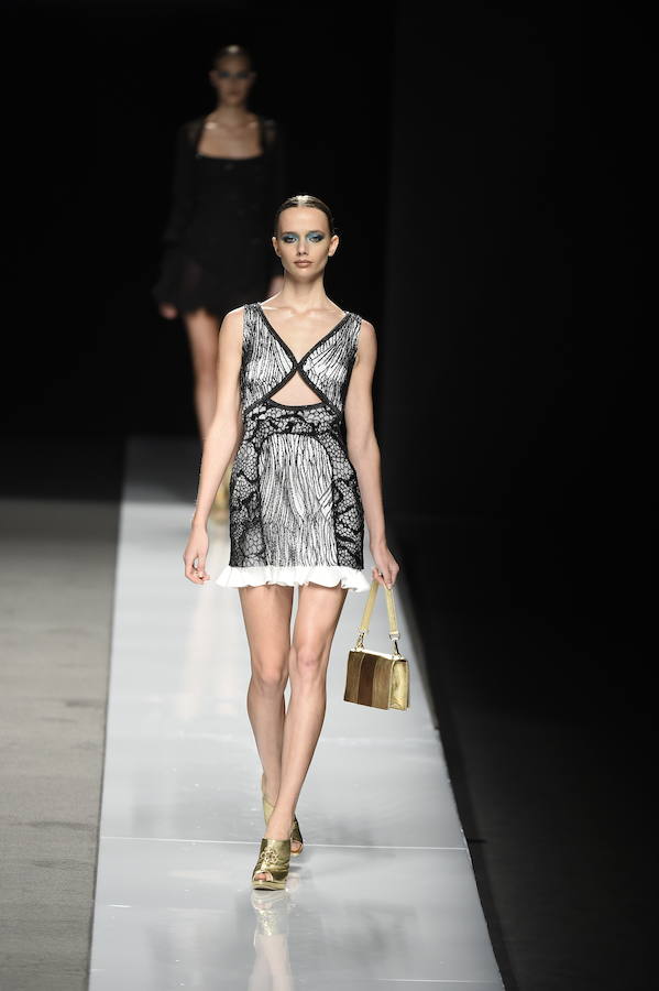 Las aberturas en la zona abdominal o en los laterales se vuelven clave en su colección de vestidos