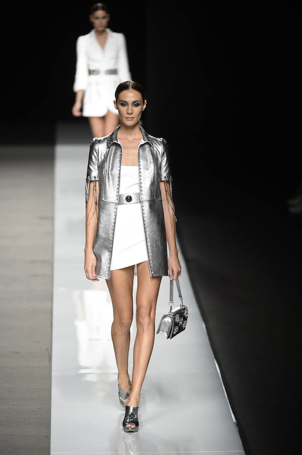 Sobre minivestido blanco, un abrigo de verano en tono plata