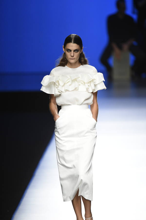 Blusa y falda en color blanco de la colección para la temporada primavera-verano que se ha presentado sobre la pasarela