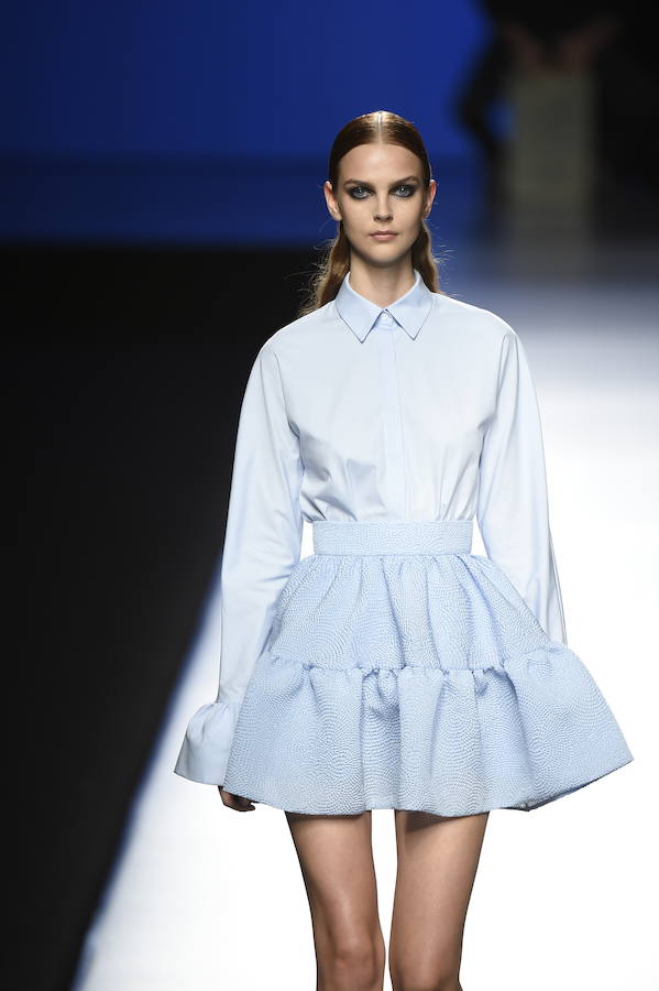 Camisa y falda en azul bebé de la colección que la pareja de diseñadores ha presentado en Madrid