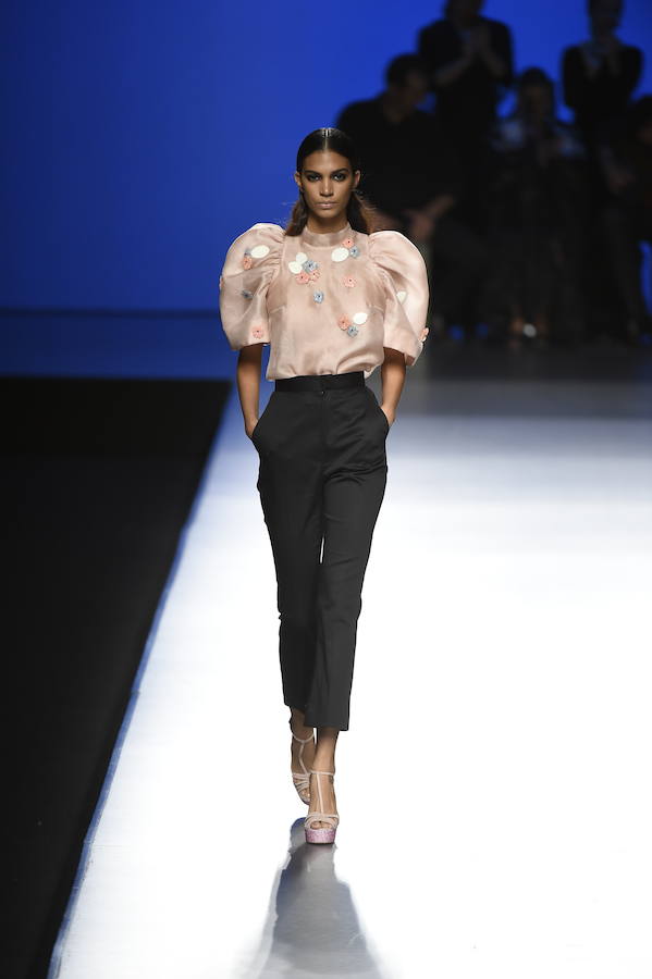 Con hombros armados y detalles florales bordados, blusa en tono maquillaje que los diseñadores combinan con pantalón negro