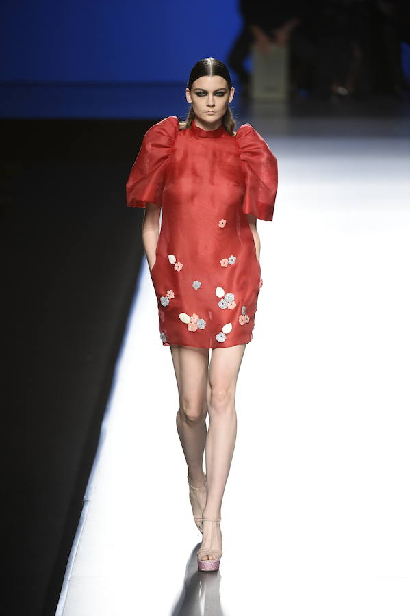 Minivestido en color rojo con detalles florales bordados visto en el desfile