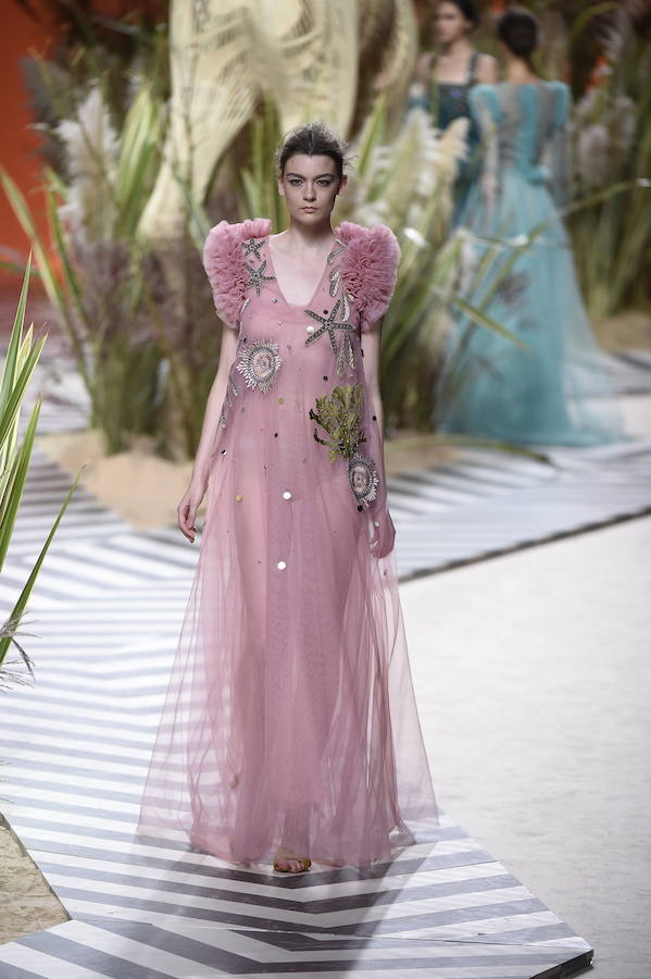 El rosa también encuentra su sitio en la colección que el diseñador ha presentado en Madrid