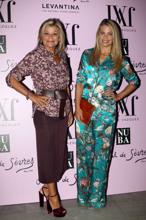 Madre e hija no quisieron perderse la cita con el diseñador. Cari Lapique lucía uno de los dos piezas de la colección Mogambo de Jorge Vázquez, mientras que Carla Goyanes apostó por un traje estilo pijama en seda estampada.