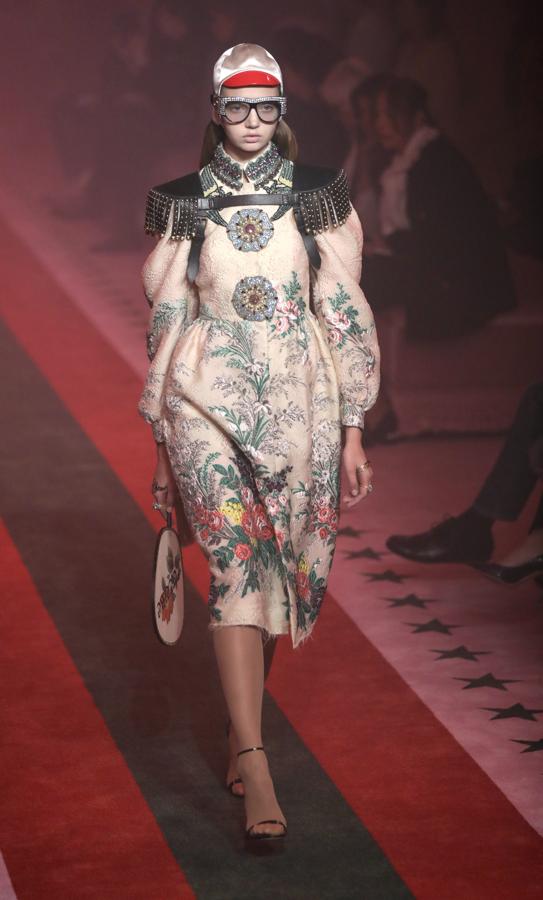 Entre los diseños bordados de Gucci encontramos este vestido