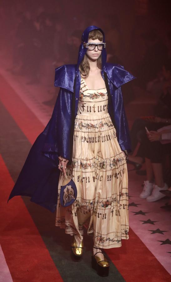 Una de las combinaciones por las que apuesta la firma es la mezcla de chubasquero y vestido