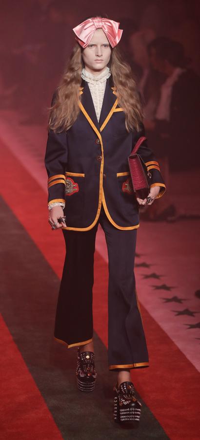 Con franjas amarillas, traje en azul marino